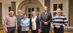 Foto: (von links nach rechts) Steffen Flicker (Vorsitzender des Katholikenrates), Christoph Heigel, Mechthild Struß, Beate Müller, Bischof Dr. Michael Gerber, Thomas Ebert
